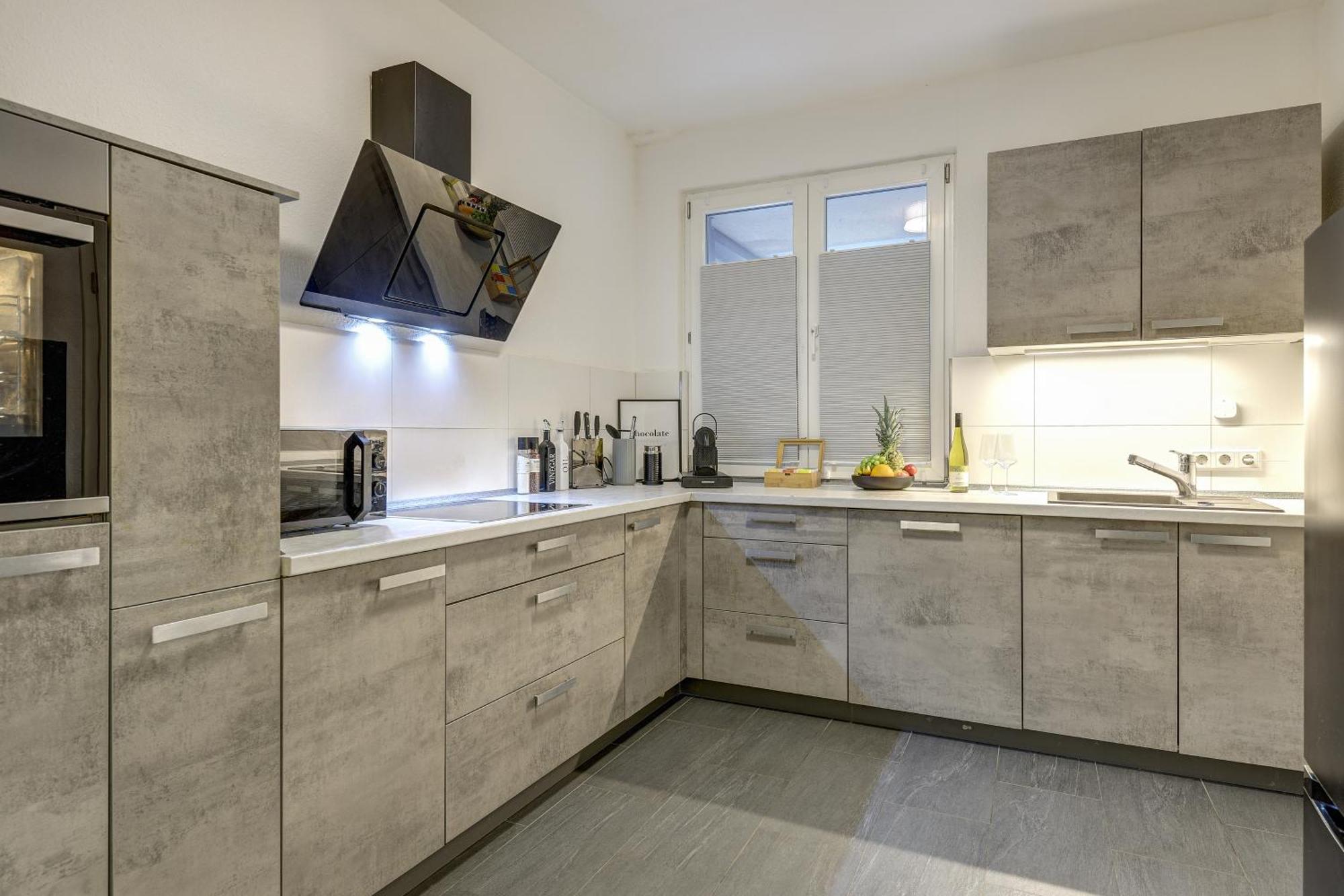 Apartment Zentrale Design In Ufernaehe - 105 Qm - Parkplatz - Kueche - Netflix